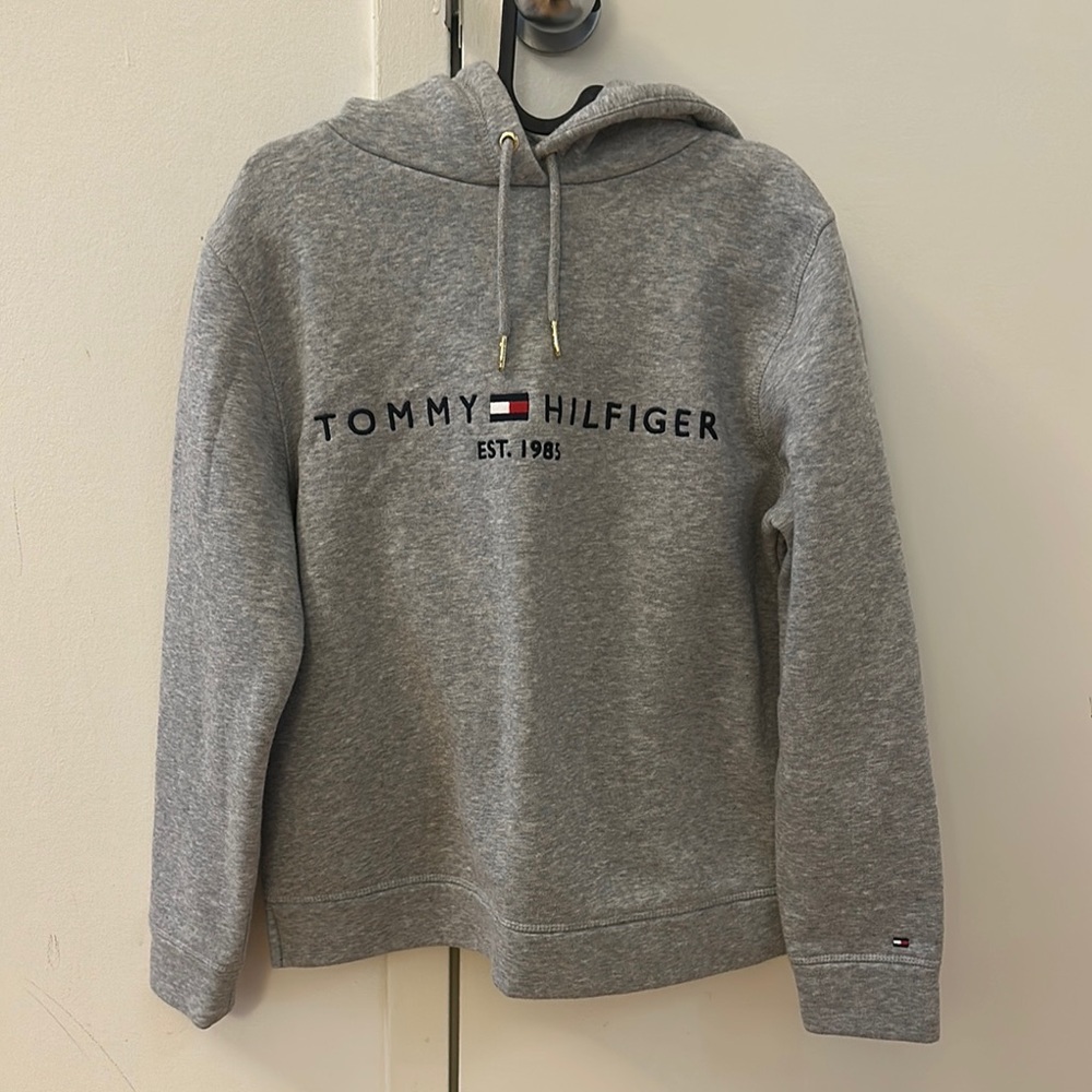 Tommy Hilfiger Gray Sweater with Classic Pullover Style